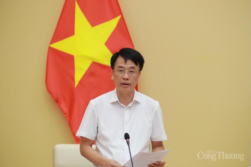 Ông Nguyễn Việt Tấn, Phó Cục trưởng Cục Đổi mới sáng tạo, Chuyển đổi xanh và Khuyến công phát biểu tại hội thảo. Ảnh: Thanh Tuấn