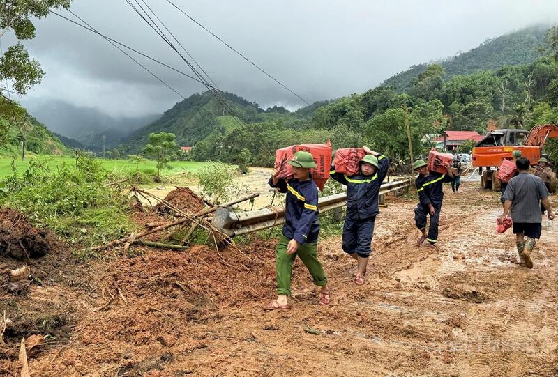 Công an Thanh Hóa chia 3 mũi băng rừng tiếp tế cho 520 hộ dân bị cô lập - 10