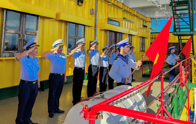 Cờ Tổ quốc cũng được dùng để tiễn đoàn công tác đến thăm, kiểm tra nhà giàn