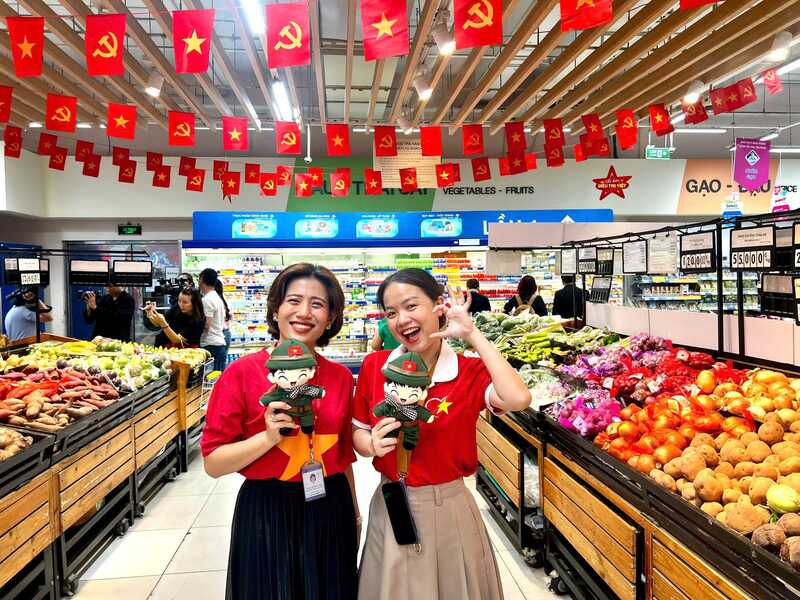 Ngày 2/9/2025 - khách hàng check-in tại siêu thị sẽ nhận được 01 gấu bông Chú bộ đội. Ảnh: Phương Hoa