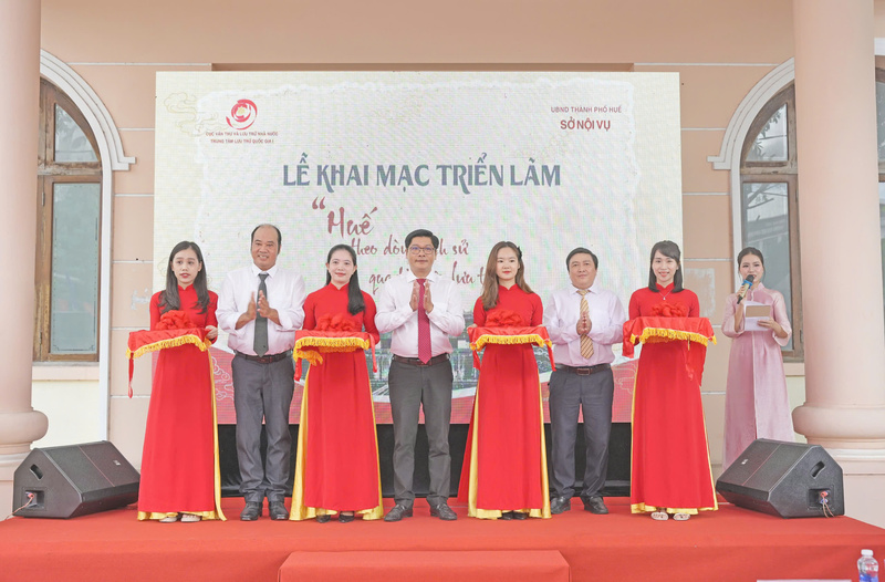 Khai mạc triển lãm "Huế theo dòng lịch sử qua tài liệu lưu trữ". Ảnh: Nguyễn Tuấn
