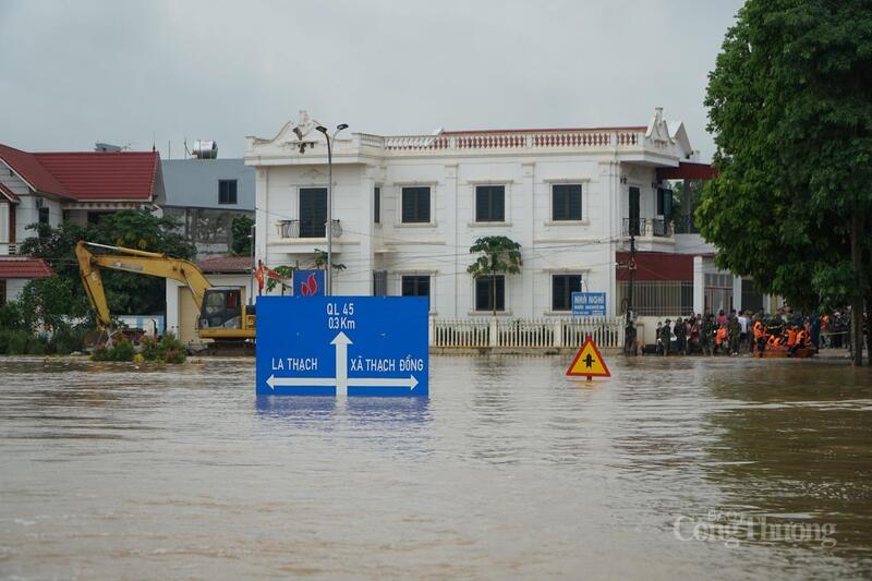 Biển báo giao thông chìm trong nước