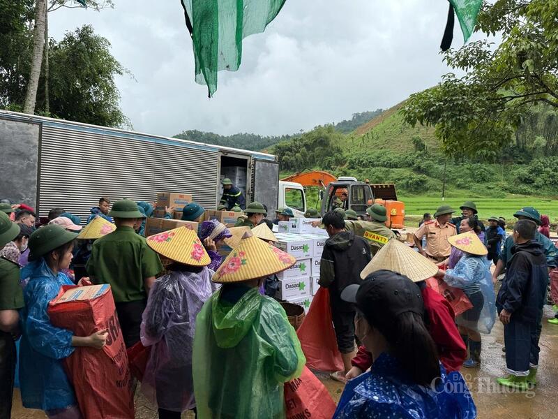 Sau nhiều giờ di chuyển bằng xe ô tô, hàng hóa được tập kết sau đó sẽ được đưa vào từng hộ dân bằng đường bộ vì cung đường vẫn chưa thể thông xe
