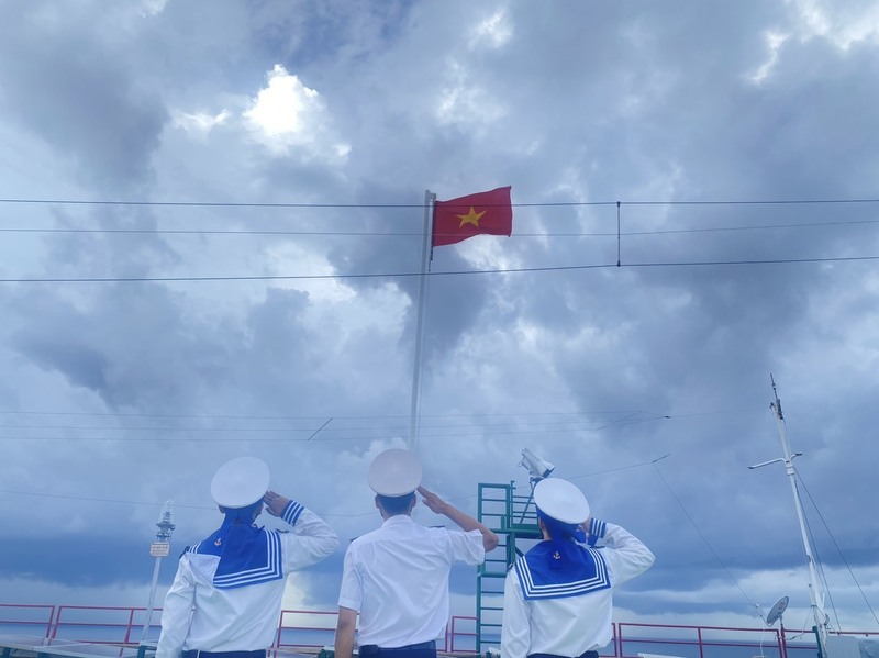 Cán bộ, chiến sĩ treo Quốc kỳ trên Nhà giàn DK1