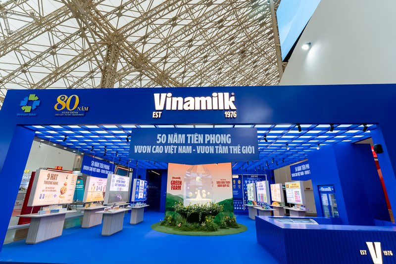 Với sắc xanh rực rỡ và thiết kế hiện đại, gian hàng Vinamilk nổi bật ngay cổng vào không gian “Khởi nghiệp kiến quốc” - nơi tôn vinh vai trò của kinh tế tư nhân theo tinh thần Nghị quyết 68 của Bộ Chính trị về phát triển kinh tế tư nhân (Ảnh: Duy Cường).