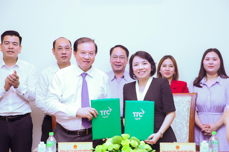 Buổi lễ ký kết có sự hiện diện của Thứ trưởng Bộ VHTTDL Tạ Quang Đông và bà Nguyễn Thị Phương Thảo – Phó Tổng Giám đốc AgriS