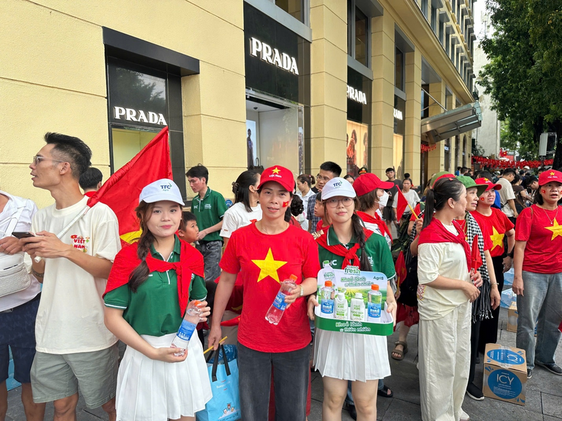 Các sản phẩm nước chất lượng cao của AgriS phục vụ người dân tham gia lễ sơ duyệt Quốc Khánh 2/9