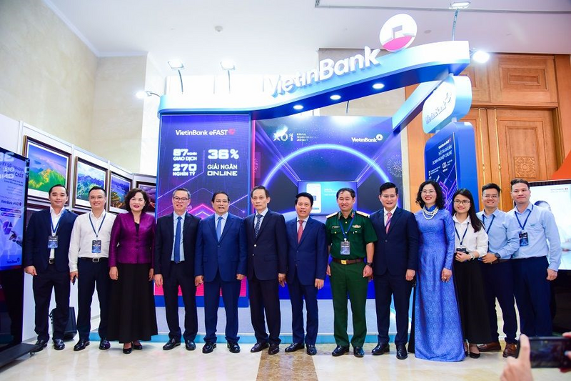 Thủ tướng Phạm Minh Chính cùng Lãnh đạo VietinBank thăm quan gian trưng bày của VietinBank với chủ đề “Hệ sinh thái số thông minh trong kỷ nguyên mới” tại sự kiện Chuyển đổi số ngành ngân hàng năm 2025. (Ảnh VietinBank)