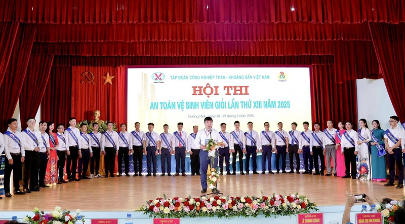 Đồng chí Nguyễn Văn Tuân, Phó Tổng giám đốc Tập đoàn - Trưởng ban tổ chức Hội thi phát biểu khai mạc