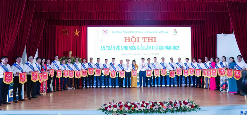 Chủ tịch Công đoàn TKV Lê Thanh Xuân và Phó Tổng giám đốc Tập đoàn Nguyễn Văn Tuân tặng cờ lưu niệm cho các đơn vị