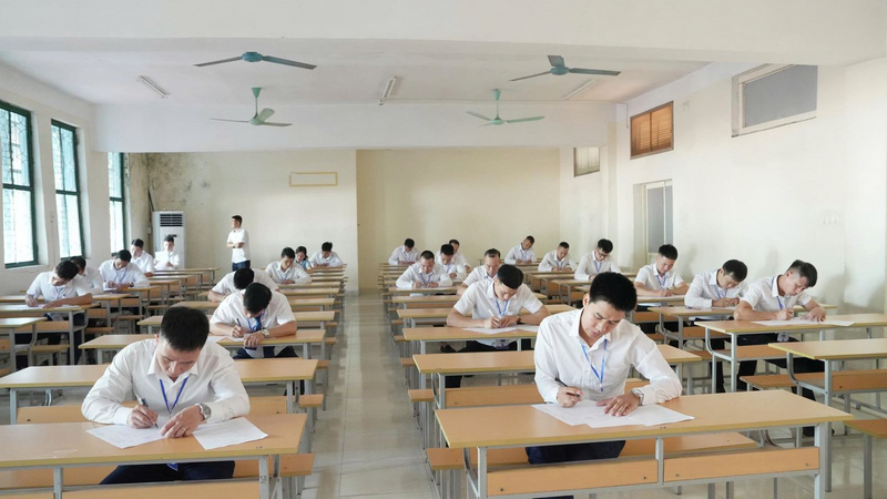 Các thí sinh thực hiện phần thi hiểu biết ngành, nghề của ATVSV