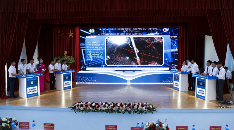 Thí sinh thực hiện phần thi nhận diện hình ảnh vi phạm, nguy cơ gây mất an toàn trong LĐSX