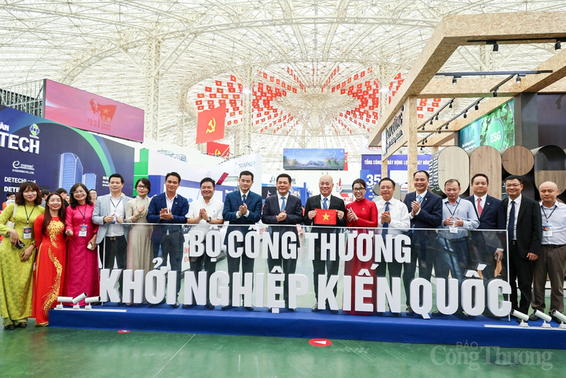 Bộ trưởng Nguyễn Hồng Diên cùng đại diện các đơn vị trực thuộc bộ tham quan các gian trưng bày tại không gian "Khởi nghiệp Kiến quốc" do Bộ Công Thương phụ trách. Ảnh: Nam Nguyễn