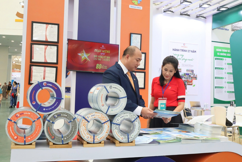Ông Nguyễn Trịnh Vũ - Giám đốc Công ty TNHH MTV Tôn Đông Á Bắc Ninh giới thiệu về 27 năm phát triển của Tôn Đông Á. Ảnh: Đỗ Nga