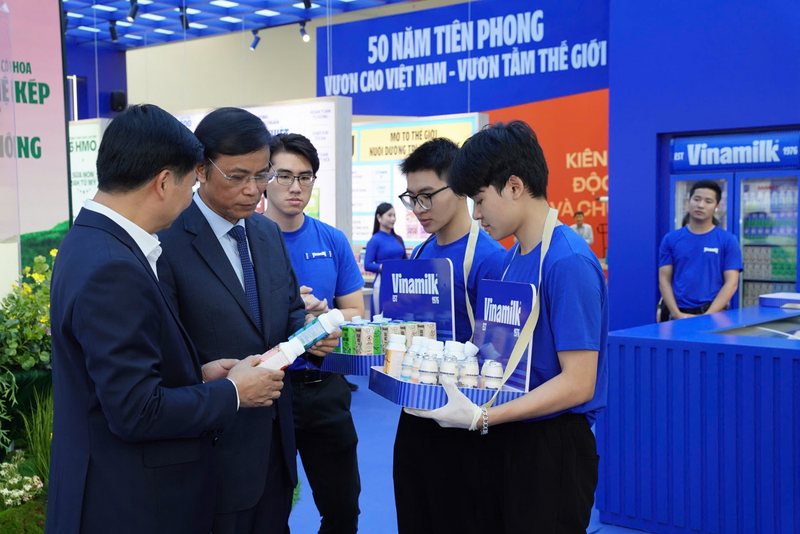 Ông Nguyễn Hạnh Phúc (vest đen, đeo kính), Chủ tịch Hội đồng quản trị Vinamilk