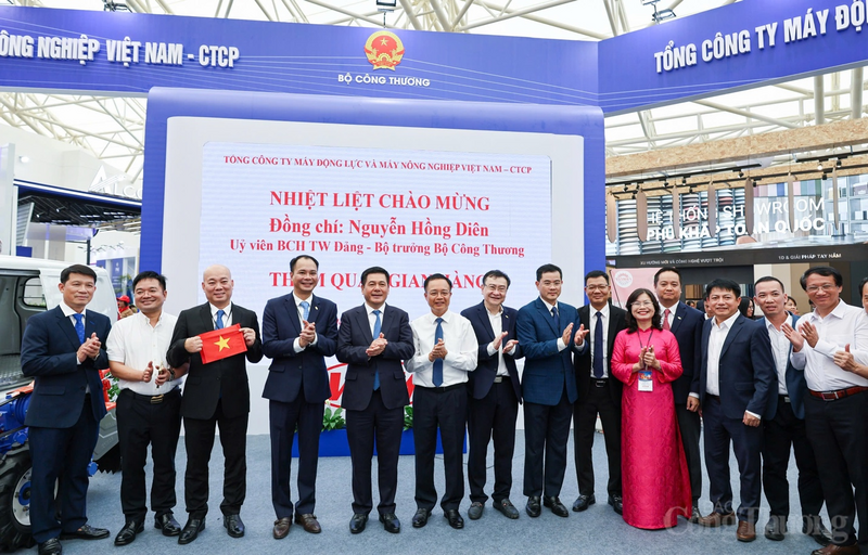 Bộ trưởng Nguyễn Hồng Diên tham quan gian trưng bày của Tổng Công ty Máy động lực và Máy nông nghiệp Việt Nam - CTCP