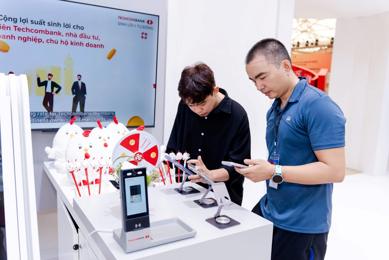 Khu trải nghiệm của Techcombank, người xem có cơ hội nhận các phần quà hấp dẫn khi tham gia chương trình quay số may mắn của ngân hàng