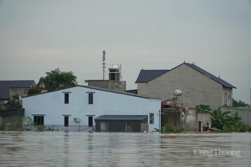 Nhiều ngôi nhà ngập gần hết tầng 1
