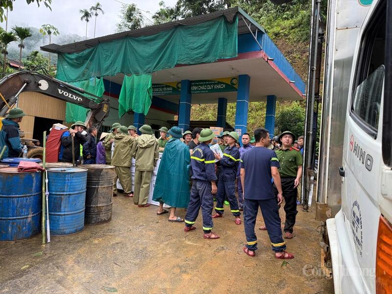 Lực lượng chức năng vận chuyển hàng hóa tại điểm tập kết
