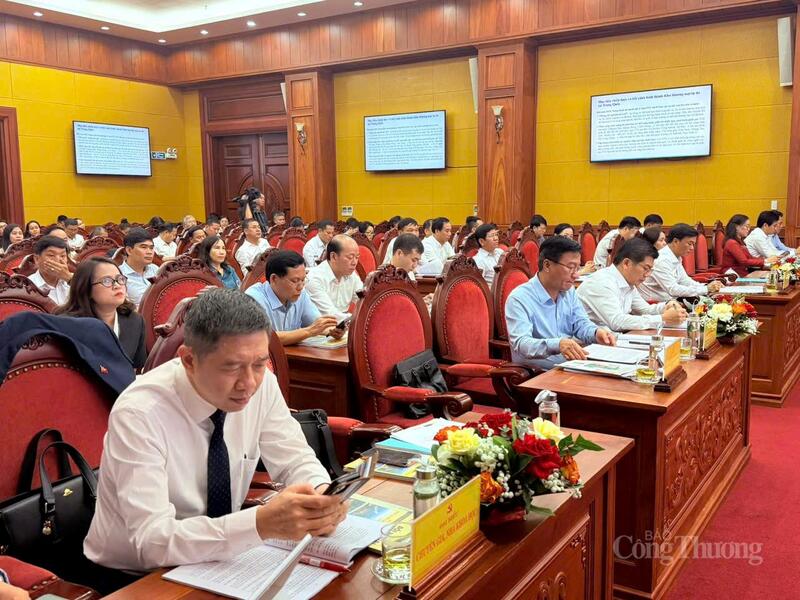 Các đại biểu tham dự tại hội thảo khoa học