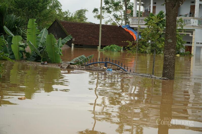 Nhiều ngôi nhà chìm trong biển nước