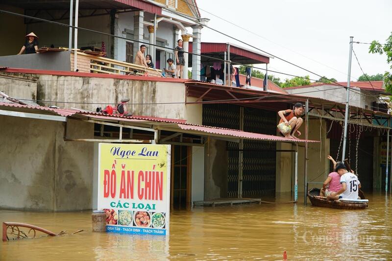 Người dân chèo thuyền để vận chuyển đồ đạc
