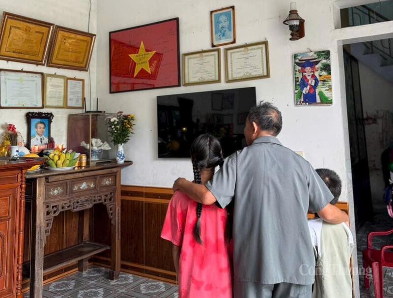 Quốc kỳ được lưu giữ trang trọng, cùng nhánh san hô được nơi thềm lục địa mà Anh hùng Lực lượng vũ trang nhân dân Vũ Quang Chương đã hy sinh