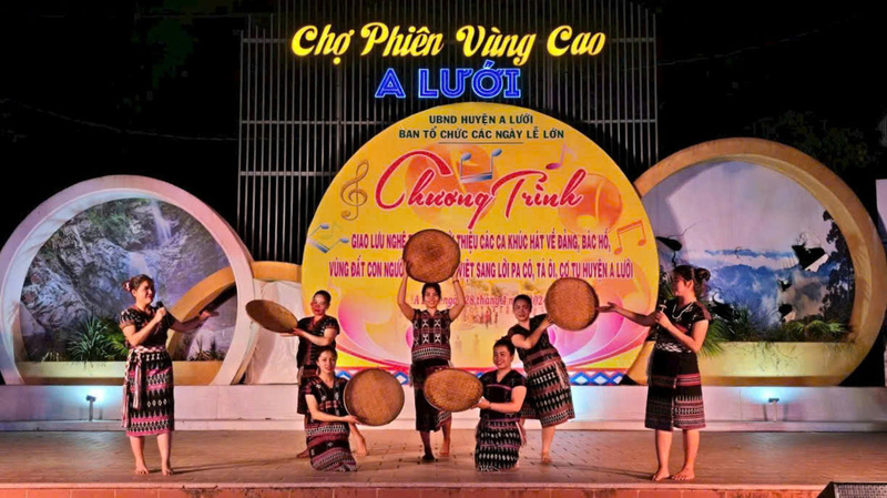 Hoạt động biểu diễn nghệ thuật tại chợ phiên A Lưới. Ảnh: H. Tuyết