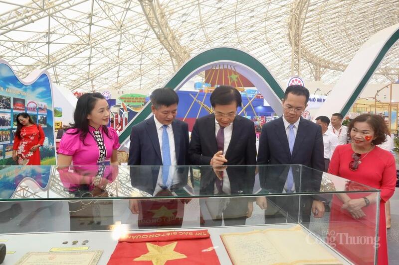 Bộ trưởng, Chủ nhiệm Văn phòng Chính phủ Trần Văn Sơn tham quan Khu Triển lãm của tỉnh Điện Biên