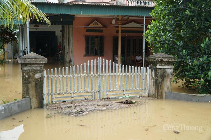 Nước ngập gần hết cánh cửa cổng