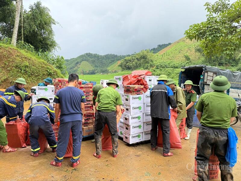 Mỳ tôm, nước sạch ..., được chia thành các bao khác nhau để vận chuyển cho từng hộ đang bị cô lập