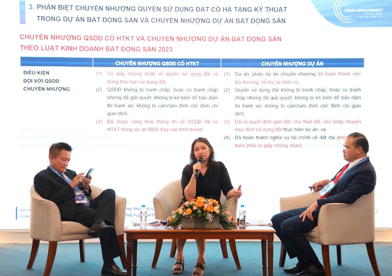 Chuyên gia pháp lý thảo luận, hiến kế tháo gỡ vướng mắc trong giao dịch bất động sản tại hội nghị. Ảnh: Minh Khuê.
