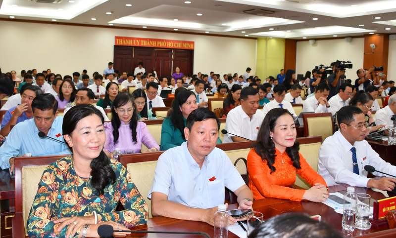 Các đại biểu tập trung thảo luận và cho ý kiến và thông qua các quyết nghị quan trọng tại kỳ họp. Ảnh: Thanh Minh.