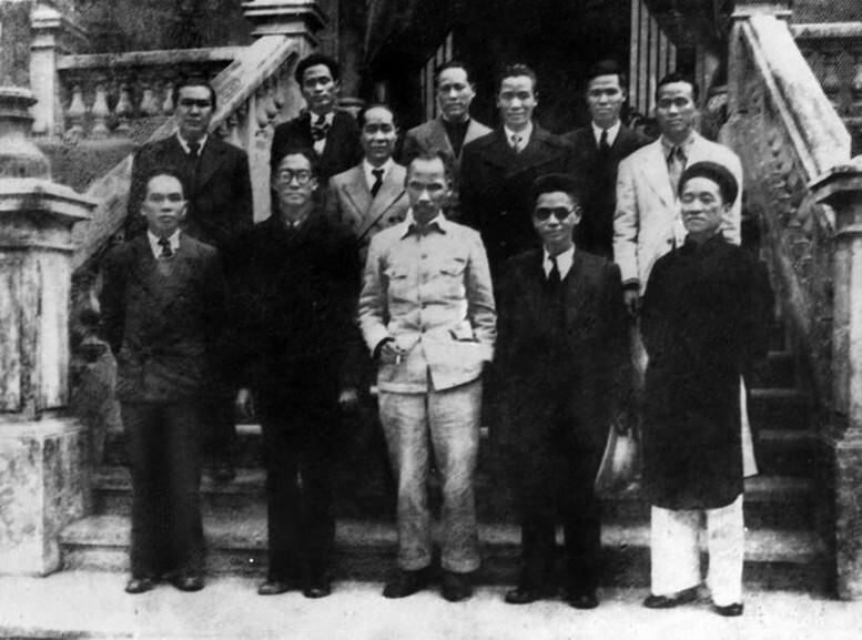 Chủ tịch Hồ Chí Minh và các thành viên Hội đồng Chính phủ Lâm thời nước Việt Nam Dân chủ Cộng hòa ra mắt sau phiên họp đầu tiên, sáng 3/9/1945.
