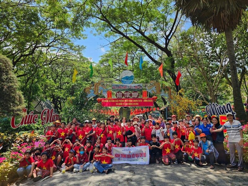 Chúng ta về với Tức Dụp để tưởng niệm, để tiếp lửa và để lắng nghe tiếng vọng ký ức còn nằm lại giữa lòng đồi đá