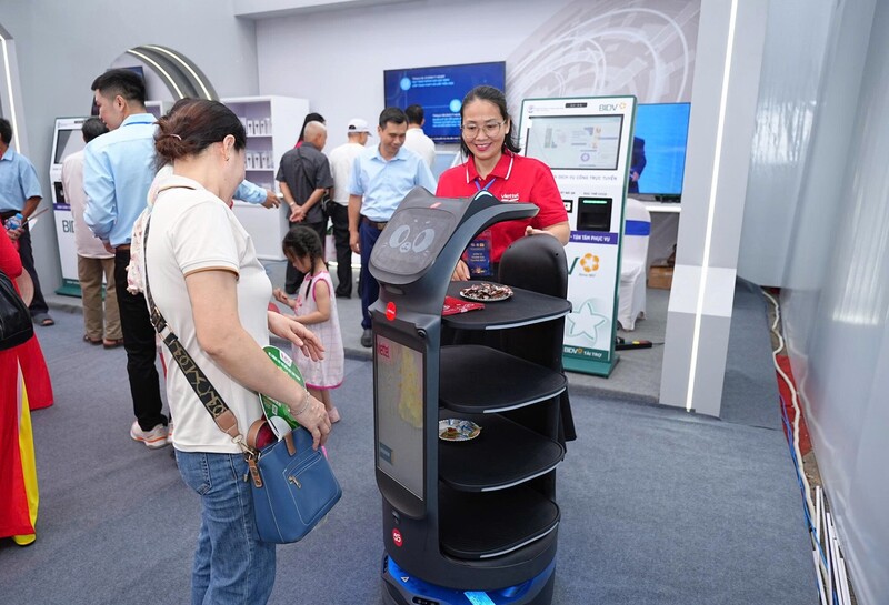 Robot giao hàng đồ ăn gây ấn tượng. Ảnh: Q.N