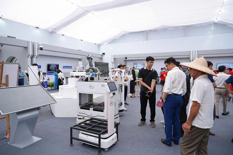 Robot vận tải có thể di chuyển hàng tải trọng nặng thu hút khách tham quan. Ảnh: Q.N