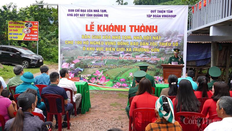 Bàn giao công trình xoá nhà tạm tại xã Trường Sơn