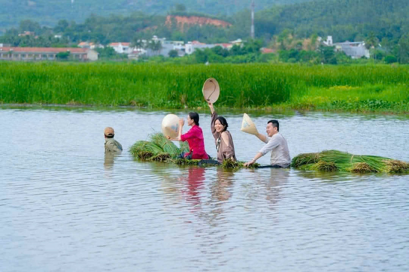 Người dân, du khách trải nghiệm du lịch tại vùng nguyên liệu cói ở xã Ô Loan. Ảnh: Anh Quân