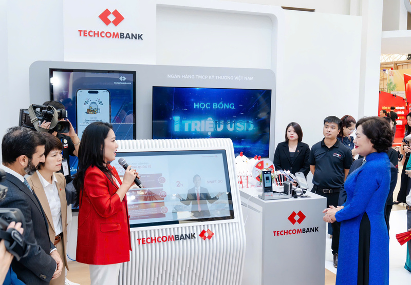 Bà Thái Minh Diễm Tú – Giám đốc khối Tiếp thị, đại diện Techcombank giới thiệu tại khu vực triển lãm