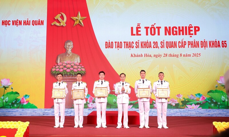 Chuẩn Đô đốc Nguyễn Hữu Thoan, Chính ủy Học viện Hải quân trao giấy khen tặng học viên hoàn thành tốt nhiệm vụ khóa học 2020 - 2025.