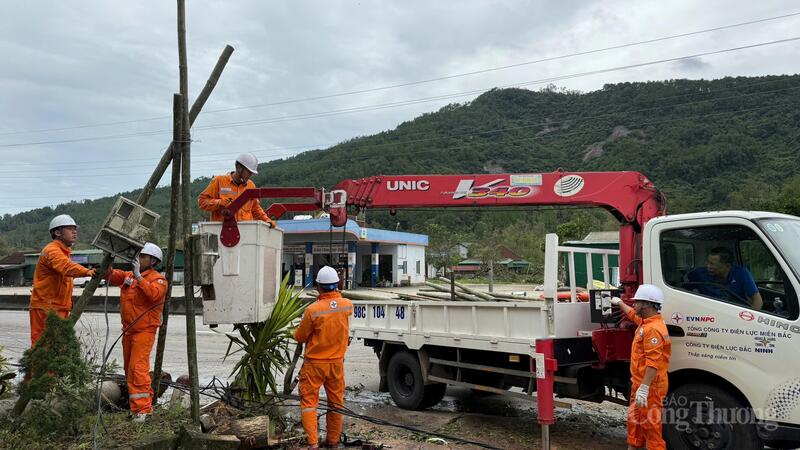 Đội xung kích Công ty Điện lực Bắc Ninh đang dựng cột tạm để nhanh chóng cấp điện lại cho khách hàng tại Hà Tĩnh