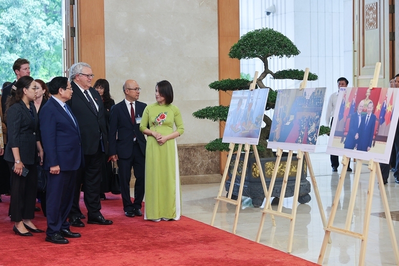 Thủ tướng Phạm Minh Chính và Chủ tịch Quốc hội Gerry Brownlee thăm trưng bày các hình ảnh về quan hệ hợp tác giữa Việt Nam - New Zealand- Ảnh: VGP/Nhật Bắc