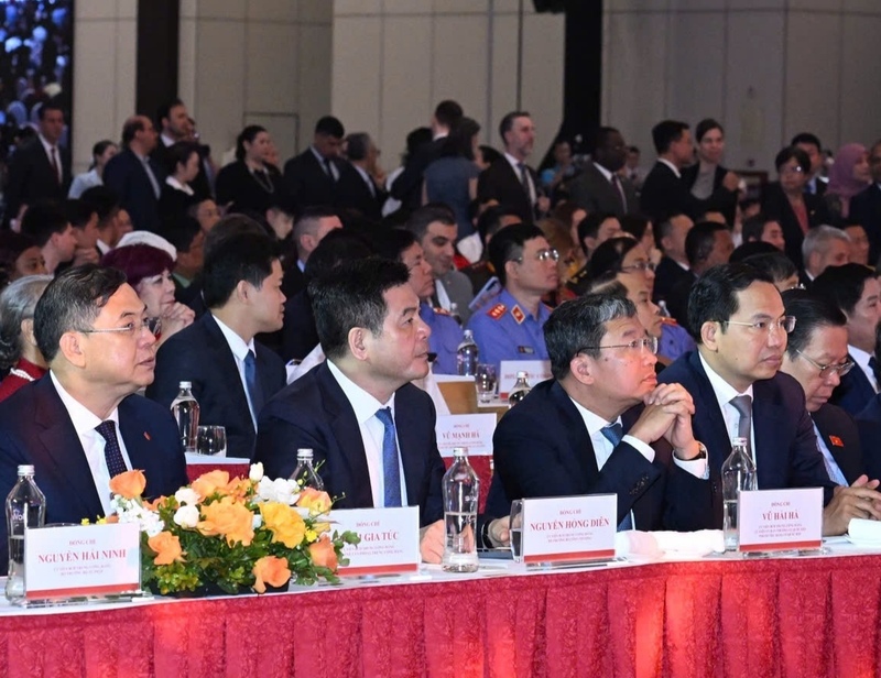 Các đại biểu tham dự lễ khai mạc
