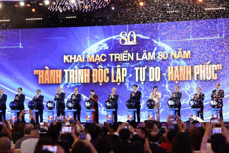 Các đại biểu thực hiện nghi thức khai mạc triển lãm
