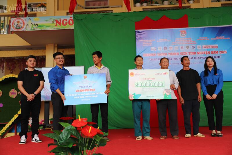 Trong khuôn khổ chiến dịch “Chung tay xóa nhà tạm, nhà dột nát”, tuổi trẻ Bộ Công Thương cùng Báo Công Thương đã trao tặng 7 căn nhà Đại đoàn kết