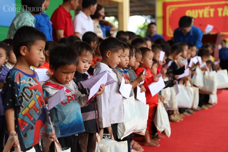 Những phần quà cho các em học sinh với sự quan tâm, ủng hộ và tài trợ của công chức, người lao động các đơn vị cùng nhiều doanh nghiệp lớn