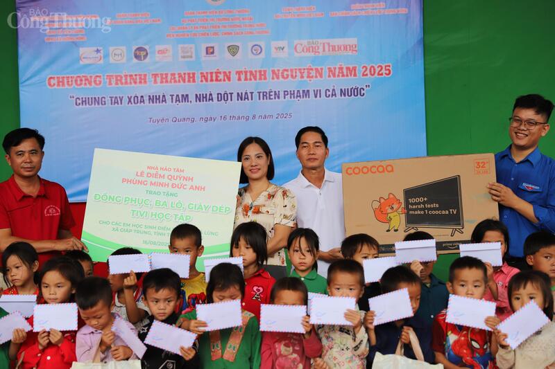 Phần quà dành cho nhà trường và các em nhỏ