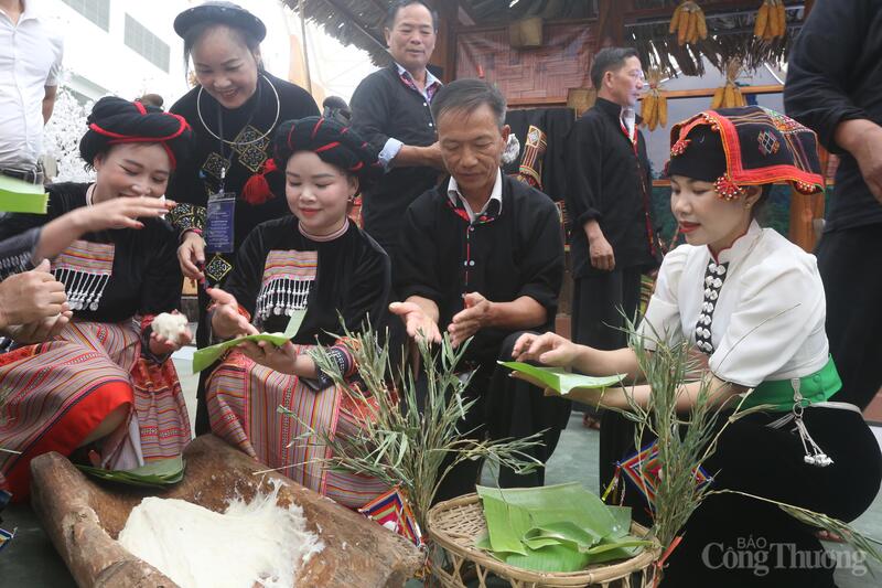 Khách tham quan sẽ được thưởng thức các tiết mục nghệ thuật truyền thống, chương trình giao lưu với nghệ nhân của tỉnh Điện Biên