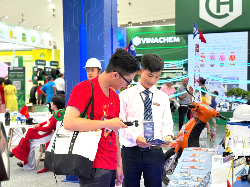 Khách tham quan gian hàng EVN. Ảnh: Minh Trang